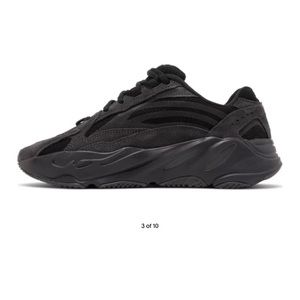 Yeezy 700 v2 black size 5.5